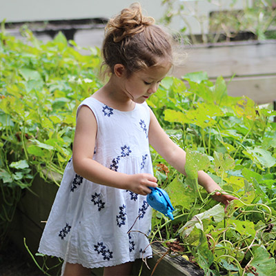 Niña cuidando plantas