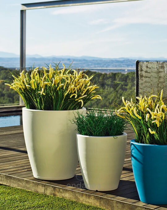 maceta-resina-violeta-new-garden-exterior
