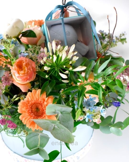 sombrerera-nacimiento-regalo-composicion-flores-detalle
