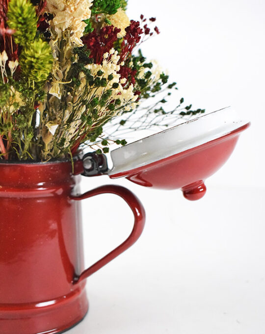 flores-secas-coloridas-en-cafetera-roja-con-tapa-detalle