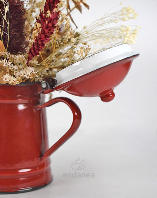 flores-secas-tonos-dorados-en-cafetera-roja-con-tapa-detalle